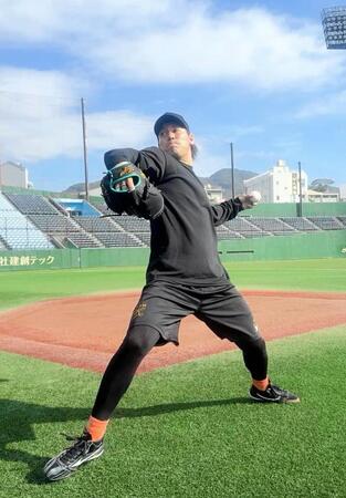 　自主トレを公開、キャッチボールする高野脩（球団提供）