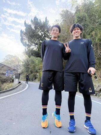 　小島（左）、高野脩が自主トレを公開（球団提供）