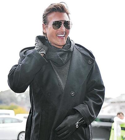 　スタッフ会議の前に笑顔を見せる新庄監督＝７日