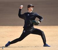 自主トレでキャッチボールする達（撮影・開出牧）