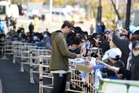 自主トレ後に大勢のファンにサインをする達（撮影・開出牧）