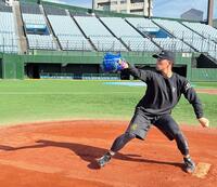 小島が自主トレを公開。マウンドで投球練習する（球団提供）