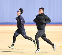 　新人合同自主トレでダッシュするドラフト１位の大川（左）と２位のエドポロ（撮影・開出牧）