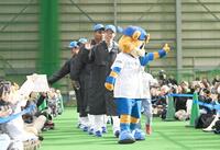 　お披露目会に登場したドラフト１位・大川（手前）ら日本ハムの新人たち（撮影・開出牧）