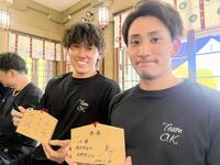 　小島（右）、高野脩が自主トレを公開、神社を参拝し絵馬に願いを書き入れる（球団提供）