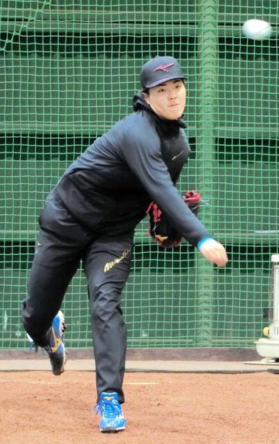 　ブルペンで投球する柴田