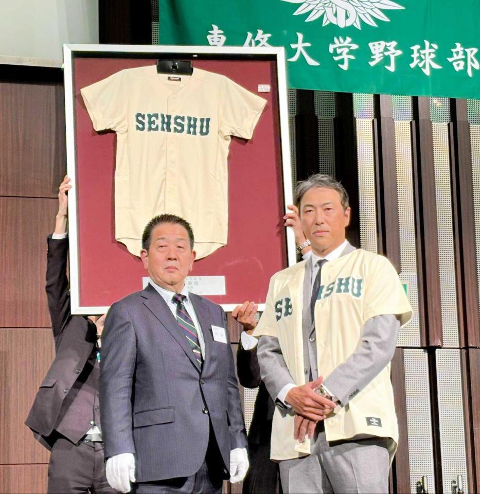 　記念撮影を行う石川野球部ＯＢ・ＯＧ会会長（左）と黒田氏