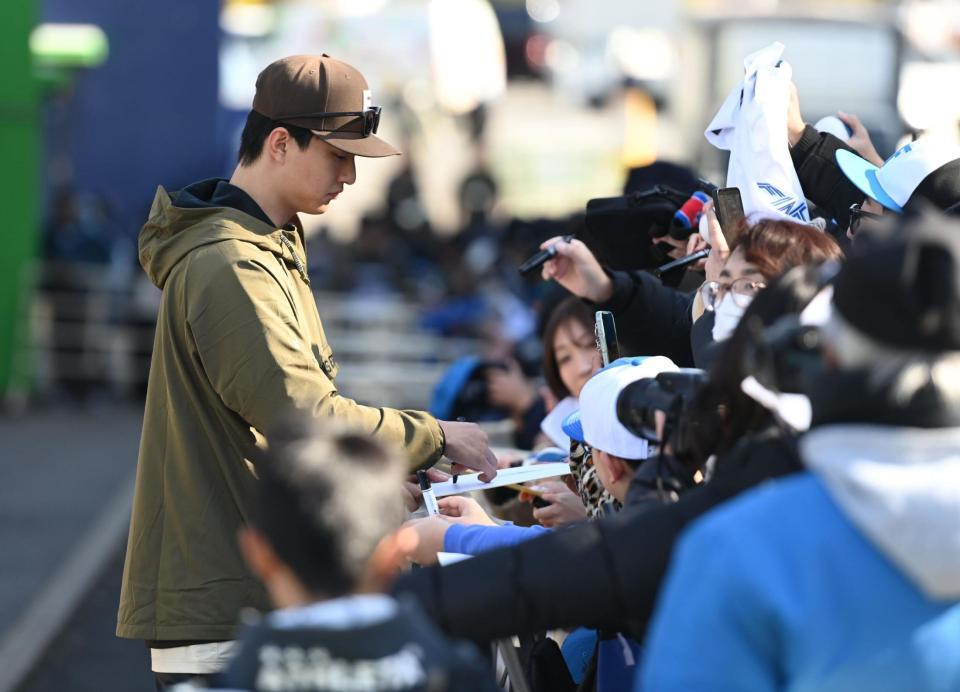 自主トレを終えファンにサインをする達（撮影・開出牧）