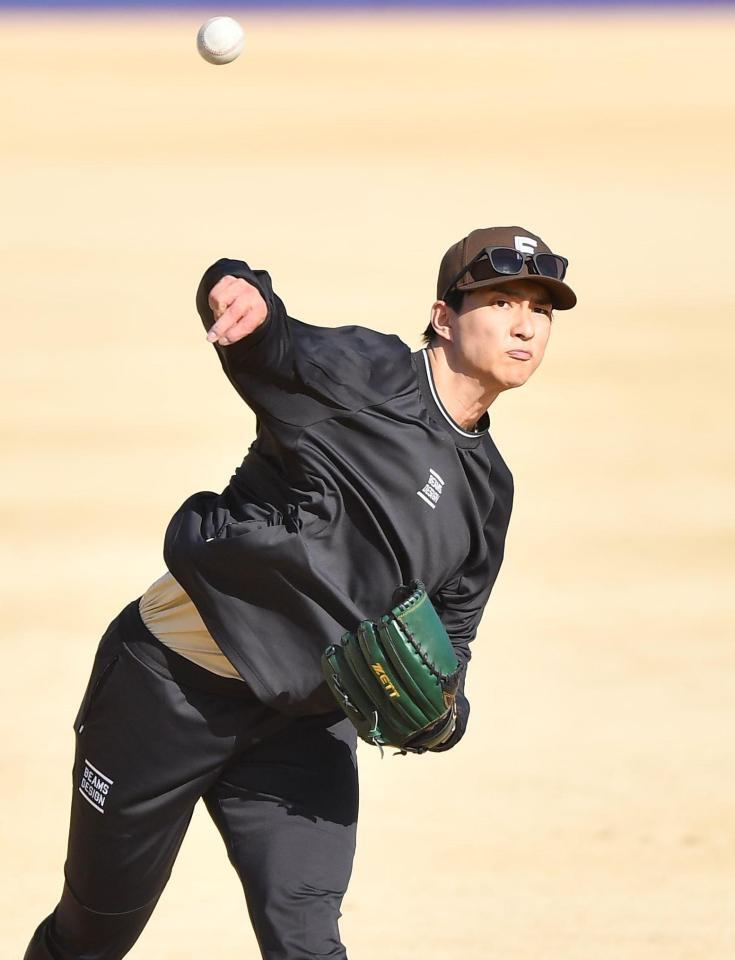 自主トレでキャッチボールする達（撮影・開出牧）