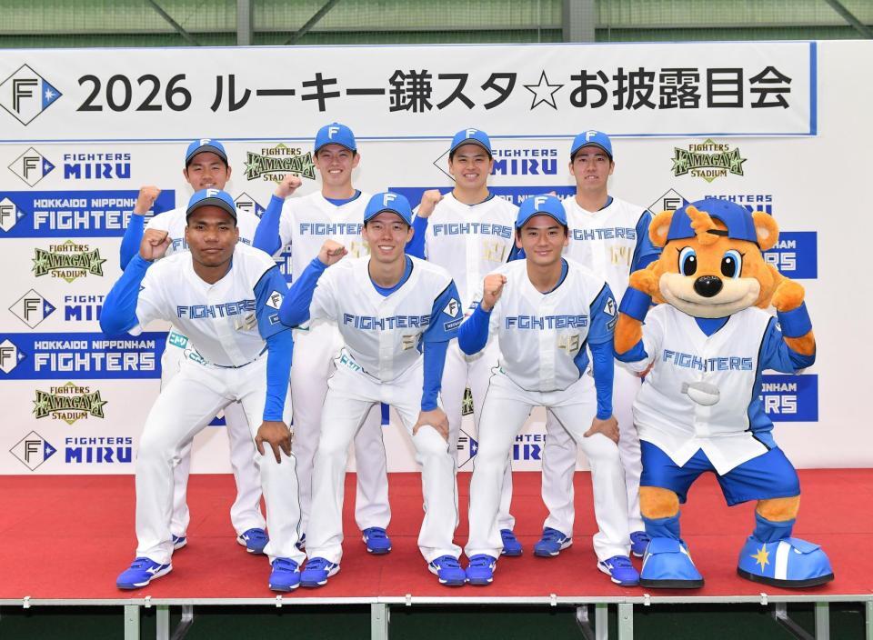 　お披露目会でガッツポーズを決めるドラフト２位・エドポロ、１位・大川、３位・大塚、マスコットのカビー（前列左から）、４位・半田、５位・藤森、育成１位・常谷、育成２位・横山（後列左から）＝撮影・開出牧