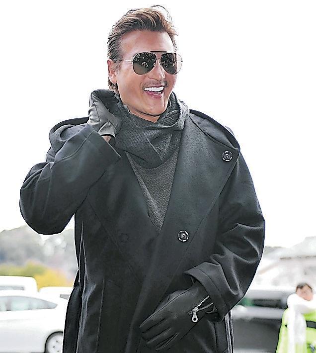 　スタッフ会議の前に笑顔を見せる新庄監督＝７日