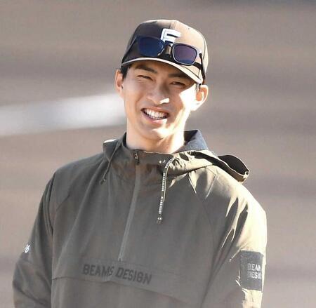 　自主トレの合間に笑顔を見せる達（撮影・開出牧）