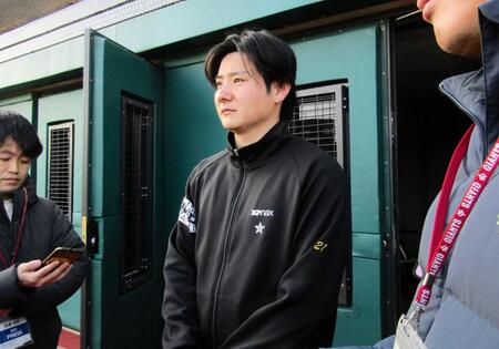 　新人合同自主トレ後、取材に応じる竹丸