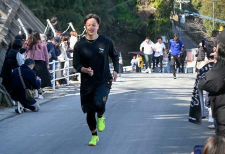 　自主トレで坂道を走る阪神・大竹＝長崎市