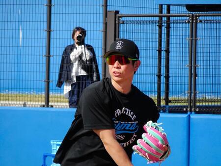 キャッチボールする松本剛