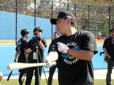 打撃練習を行う野村