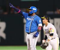 ６回、二塁打を放ち、ベンチに向かってポーズをとる日本ハムのレイエス（左）＝２０２５年１０月撮影
