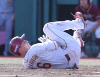 ８回楽天無死一塁、死球を受け、転倒する楽天・村林一輝＝楽天モバイルパーク宮城（撮影・西岡正）