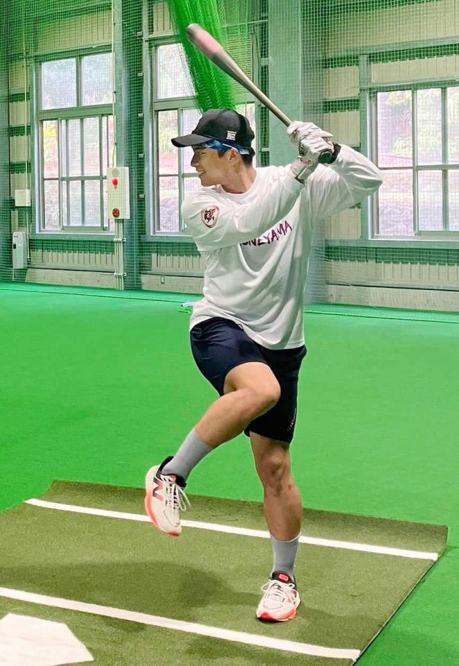 　打撃練習する楽天・宗山（球団提供）