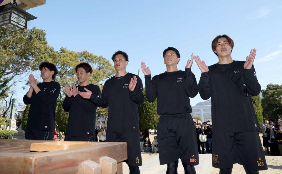 　参拝する（左から）高野脩、小島、大竹、板東、佐々木（撮影・西田忠信）