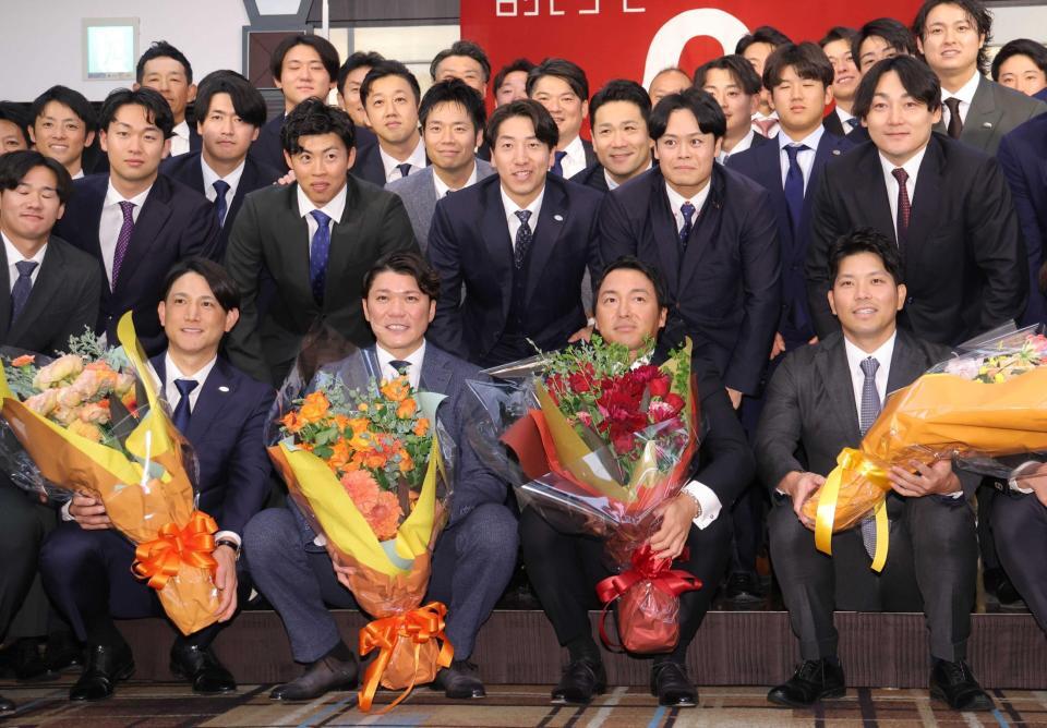 記念撮影する（左から）小林誠司、坂本勇人、長野久義、大城卓三ら巨人選手ら＝２０２５年１０月