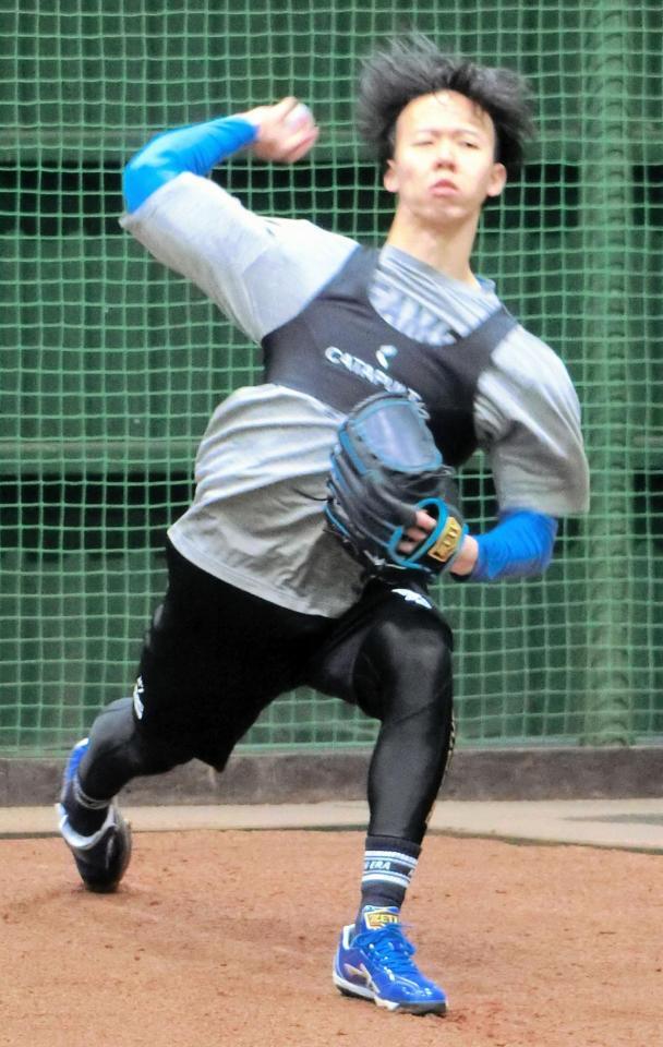 ブルペンで投球練習するドラフト１位・大川