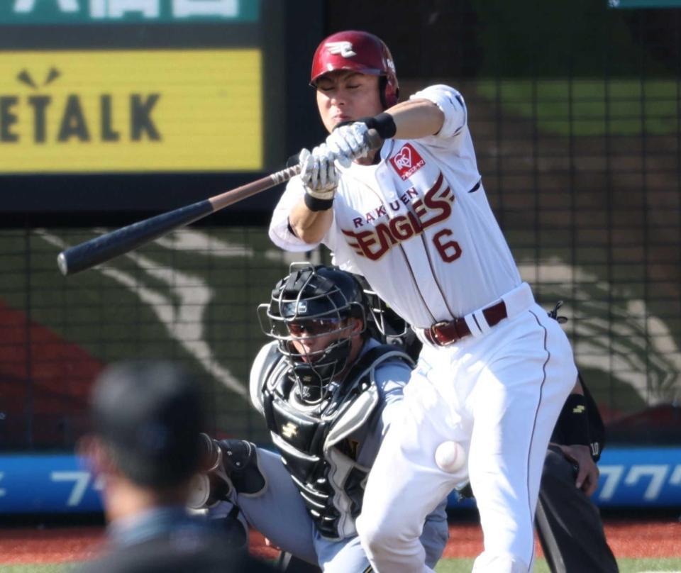 ８回楽天無死一塁、阪神・及川雅貴から死球を受ける楽天・村林一輝＝楽天モバイル（撮影・金田祐二）