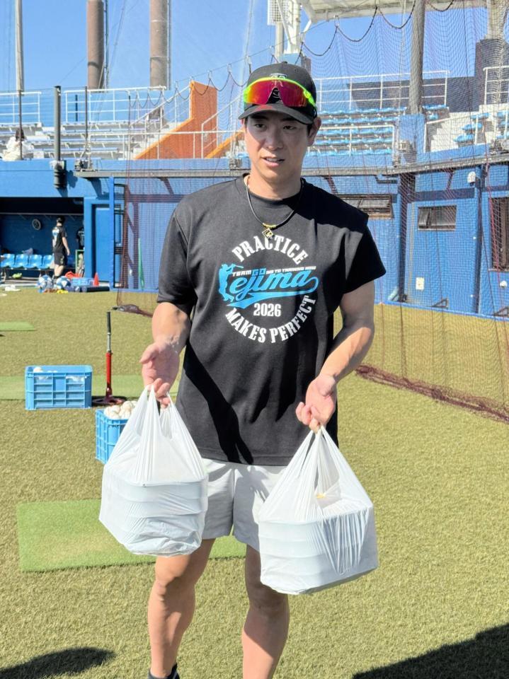 報道陣に弁当を振る舞った松本