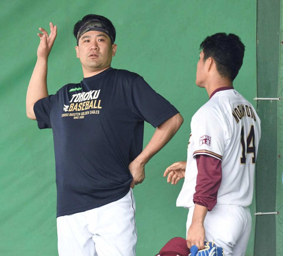 楽天時代に則本（右）にジェスチャーを交えアドバイスする田中将＝２１年２月
