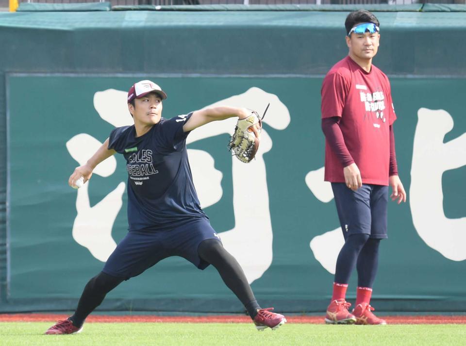 楽天時代にキャッチボールで調整する則本（左）と田中将＝２３年９月
