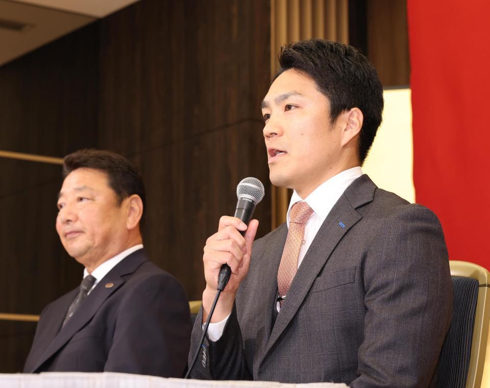 　入団会見をする則本昂大（右）＝撮影・佐々木彰尚