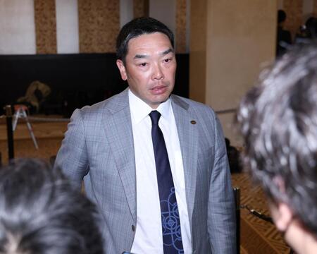 ＮＰＢ１２球団監督会議を終え、記者の質問に答える阿部監督（撮影・伊藤笙子）