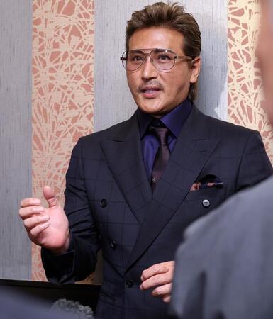 ＮＰＢ１２球団監督会議を終え、記者の取材に応じる新庄監督（撮影・伊藤笙子）