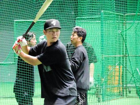 打撃練習に取り組む坂本