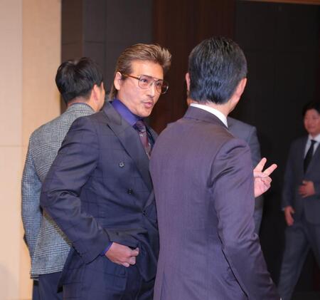 小久保裕紀監督（手前）と話をする新庄剛志監督（代表撮影）