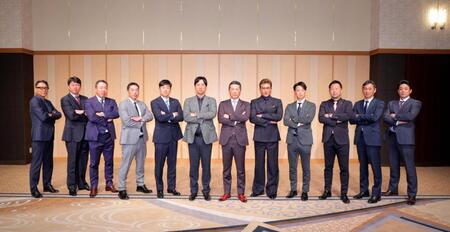 記念撮影をする（左から）池山隆寛監督、新井貴浩監督、井上一樹監督、阿部慎之助監督、相川亮二監督、藤川球児監督、小久保裕紀監督、新庄剛志監督、岸田護監督、三木肇監督、西口文也監督、サブロー監督（代表撮影）