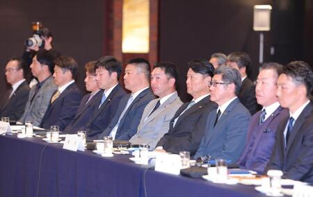 監督会議の席に着く阿部慎之助監督（中央）（代表撮影）