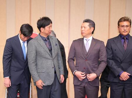 話をする藤川球児監督（中央左）と小久保裕紀監督（左は相川亮二監督、右は新庄剛志監督）（代表撮影）
