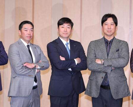 記念撮影をする（左から）阿部慎之助監督、相川亮二監督、藤川球児監督（代表撮影）報知写真部　２０２６年１月２０日撮影＝グランドプリンスホテル高輪