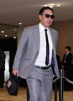 ＮＰＢ１２球団監督会議に向かう阿部監督（撮影・伊藤笙子）