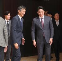 　プロ野球１２球団監督会議を前に言葉を交わす西武の西口文也監督（左）とロッテのサブロー監督（代表撮影）