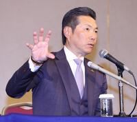 ＮＰＢ１２球団監督会議で話題に上がったボールについて語る小久保監督（撮影・伊藤笙子）