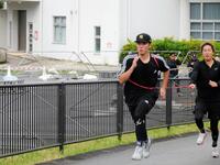 坂道ダッシュする坂本