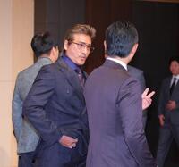 小久保裕紀監督（手前）と話をする新庄剛志監督（代表撮影）