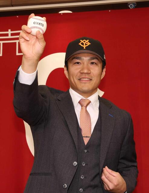 　入団会見に臨んだ則本（撮影・佐々木彰尚）