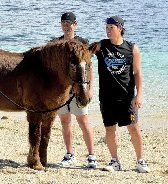 　伊江島ビーチサイドホースパークの馬・ボブ君とふれ合う松本（左）と郡