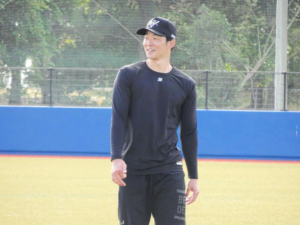 巨人・松本と自主トレする石井