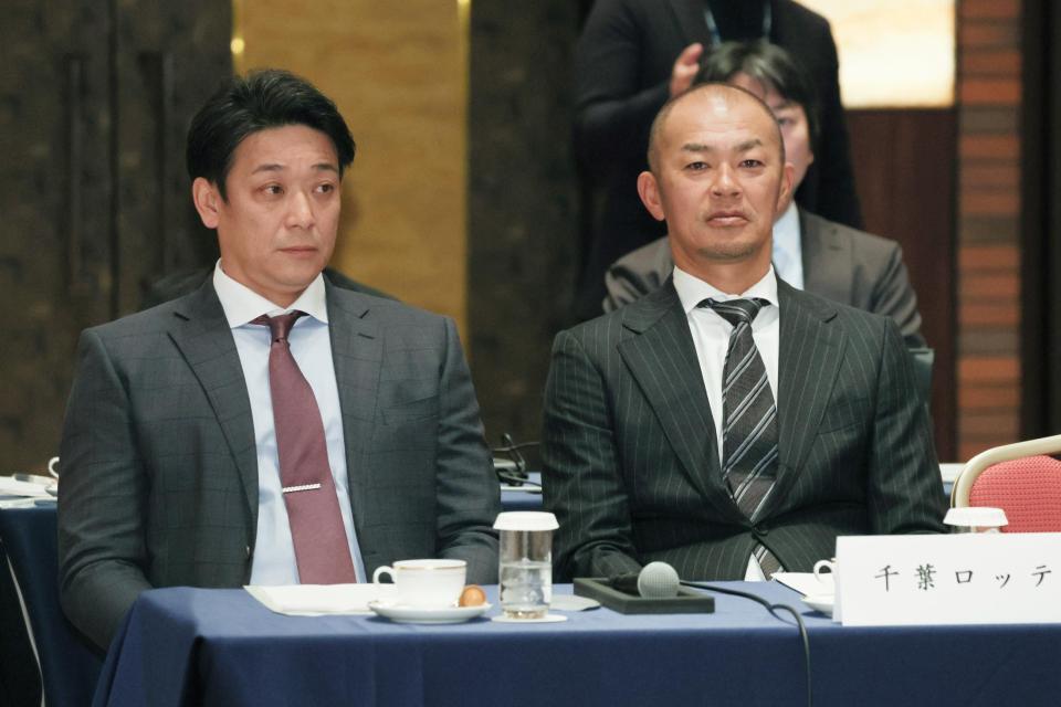 　プロ野球１２球団監督会議に臨むロッテのサブロー監督（左）と福浦和也２軍監督（代表撮影）