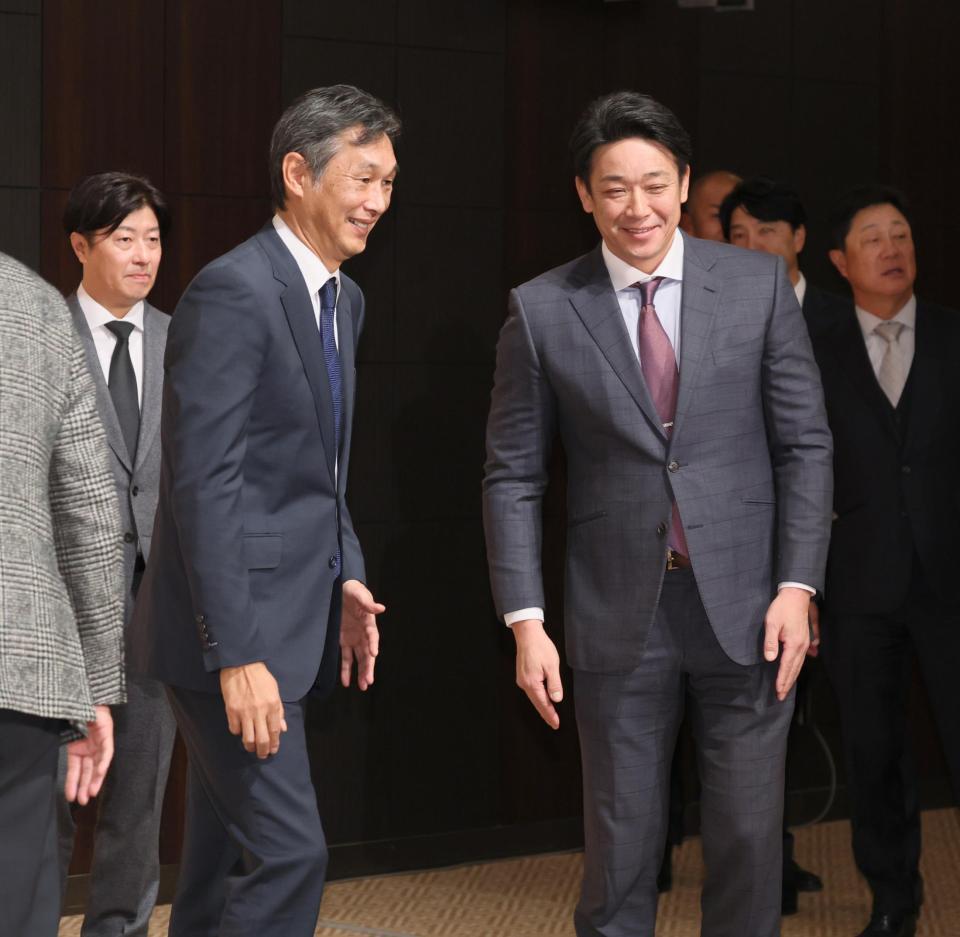 　プロ野球１２球団監督会議を前に言葉を交わす西武の西口文也監督（左）とロッテのサブロー監督（代表撮影）