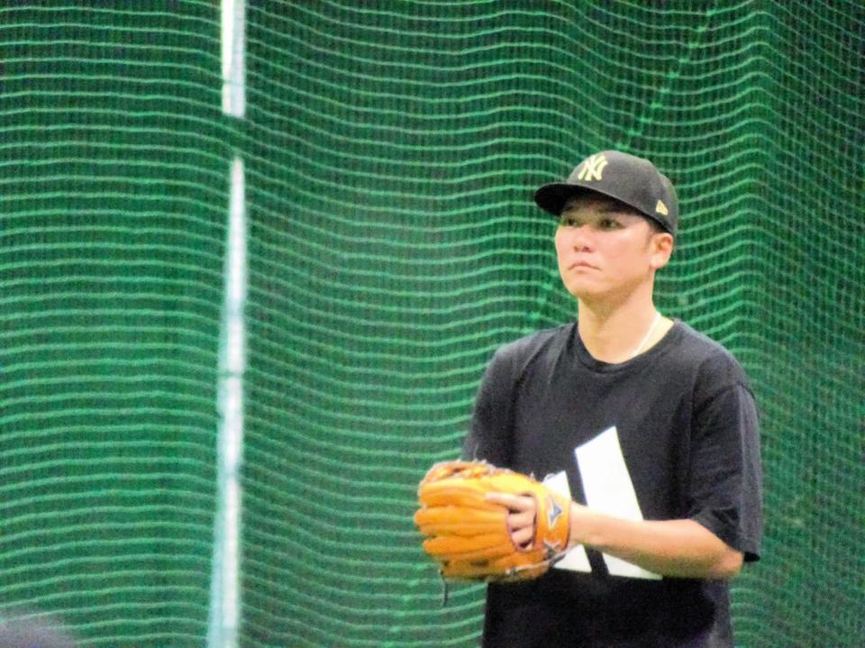 キャッチボールする坂本